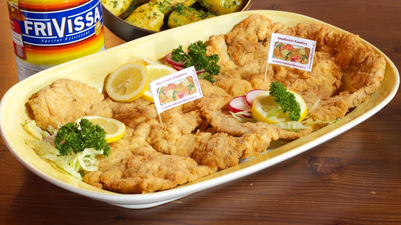 Riesenschnitzel aus dem Stadlwirt, paniert und mit Zitrone serviert