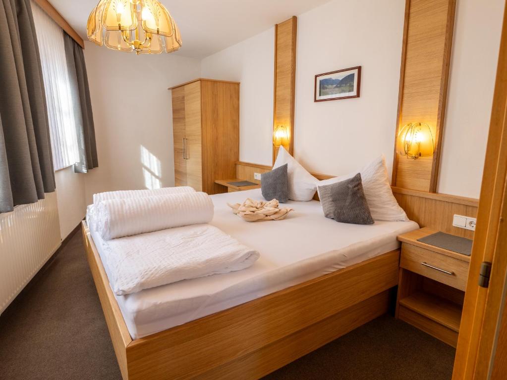 Schlafzimmer mit Holzvertäfelung